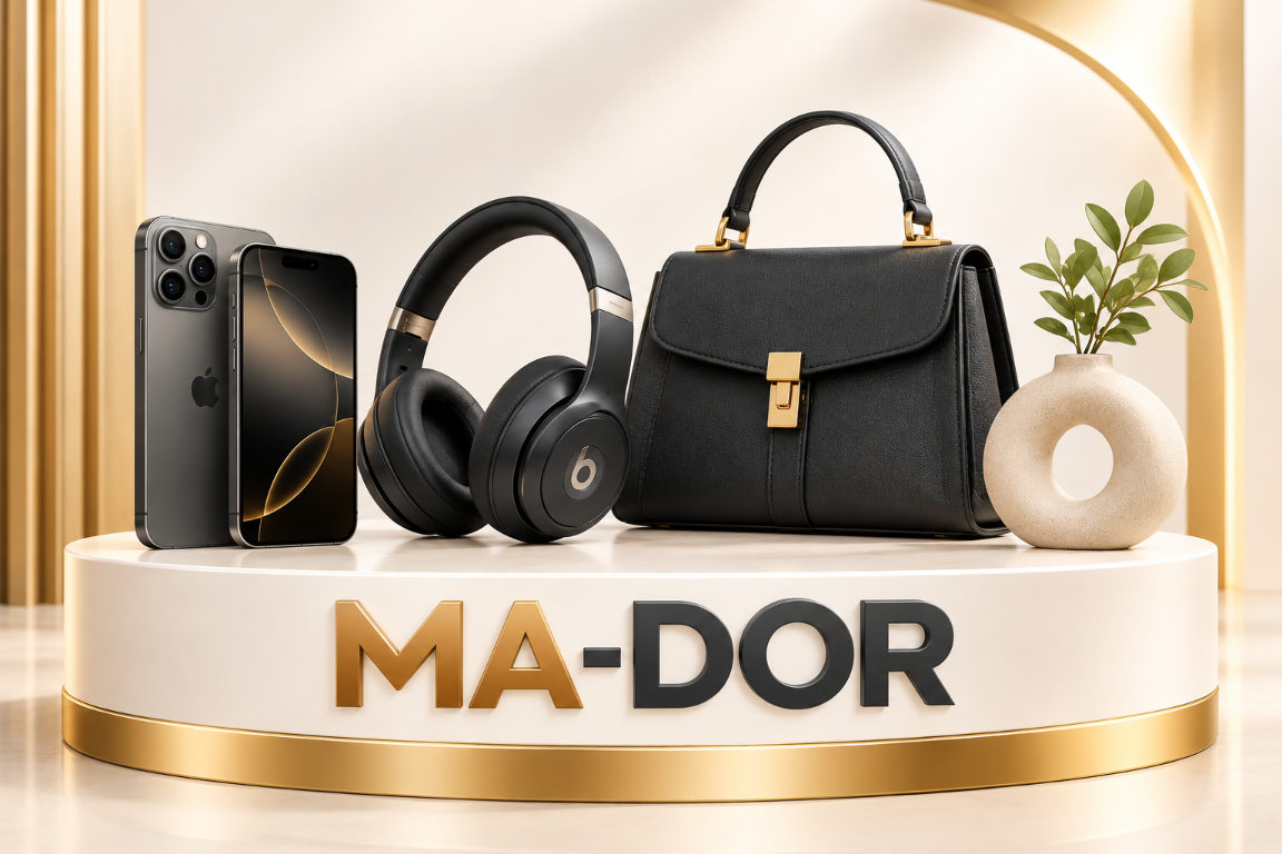 Présentation MA-DOR : téléphone, casque audio, sac noir et décoration sur un présentoir doré